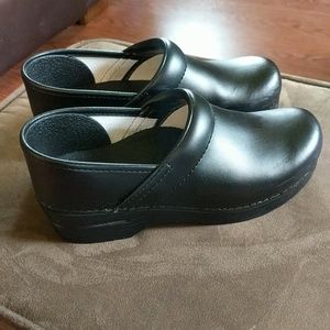Dansko Pro XP 2.0 Clogs